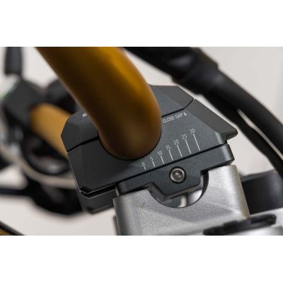 Zvýšení řídítek SW-Motech o 30mm nahoru a variabilní přiblížení o 0-30mm pro 32mm řídítka, černé