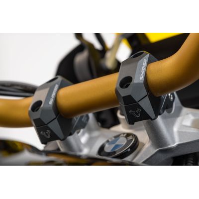 Zvýšení řídítek SW-Motech o 30mm nahoru a variabilní přiblížení o 0-30mm pro 32mm řídítka, černé