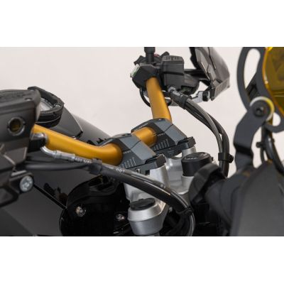 Zvýšení řídítek SW-Motech o 30mm nahoru a variabilní přiblížení o 0-30mm pro 32mm řídítka, černé