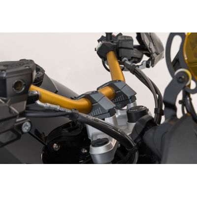 Zvýšení řídítek SW-Motech o 30mm nahoru a variabilní přiblížení o 0-30mm pro 32mm řídítka, černé