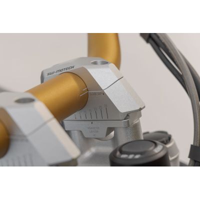 Zvýšení řídítek SW-Motech o 30mm nahoru a variabilní přiblížení o 0-30mm pro 32mm řídítka, stříbrné