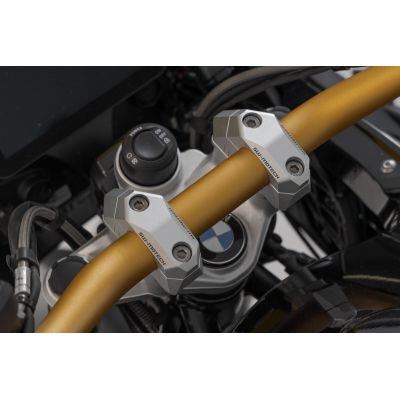 Zvýšení řídítek SW-Motech o 30mm nahoru a variabilní přiblížení o 0-30mm pro 32mm řídítka, stříbrné