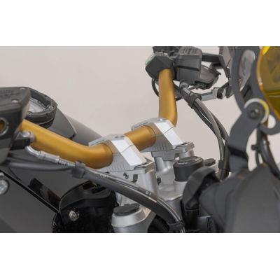 Zvýšení řídítek SW-Motech o 30mm nahoru a variabilní přiblížení o 0-30mm pro 32mm řídítka, stříbrné