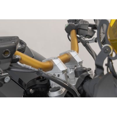 Zvýšení řídítek SW-Motech o 30mm nahoru a variabilní přiblížení o 0-30mm pro 32mm řídítka, stříbrné