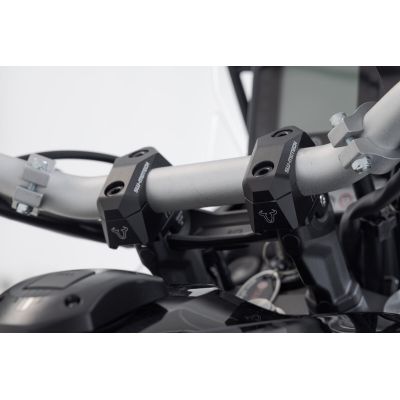 Zvýšení řídítek SW-Motech o 25mm nahoru a variabilní přiblížení o 0-30mm pro 22mm řídítka, černé