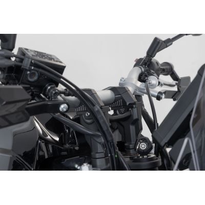 Zvýšení řídítek SW-Motech o 25mm nahoru a variabilní přiblížení o 0-30mm pro 22mm řídítka, černé