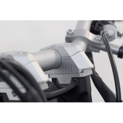 Zvýšení řídítek SW-Motech o 25mm nahoru a variabilní přiblížení o 0-30mm pro 22mm řídítka, černé