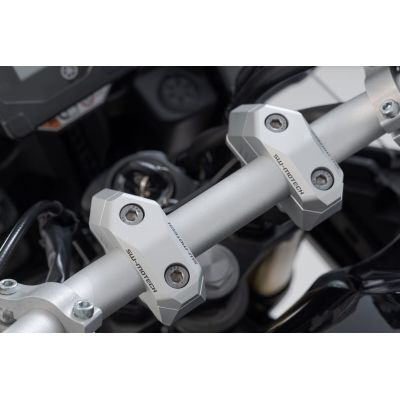 Zvýšení řídítek SW-Motech o 25mm nahoru a variabilní přiblížení o 0-30mm pro 22mm řídítka, černé