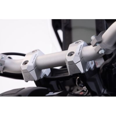 Zvýšení řídítek SW-Motech o 25mm nahoru a variabilní přiblížení o 0-30mm pro 22mm řídítka, černé