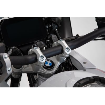 Zvýšení řidítek SW-Motech o 32mm nahoru, 25mm dozadu pro R1250GS/A, R1200GS/A LC 2013-2018, stříbrné