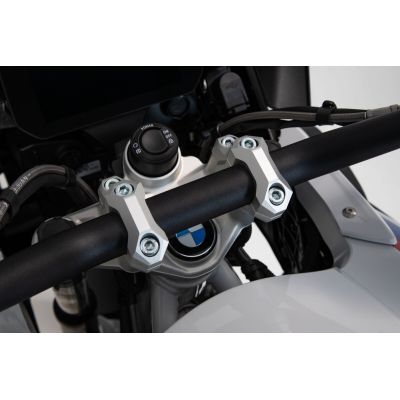Zvýšení řidítek SW-Motech o 32mm nahoru, 25mm dozadu pro R1250GS/A, R1200GS/A LC 2013-2018, stříbrné
