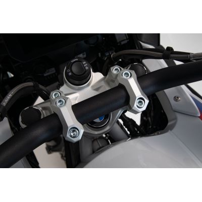 Zvýšení řidítek SW-Motech o 32mm nahoru, 25mm dozadu pro R1250GS/A, R1200GS/A LC 2013-2018, stříbrné