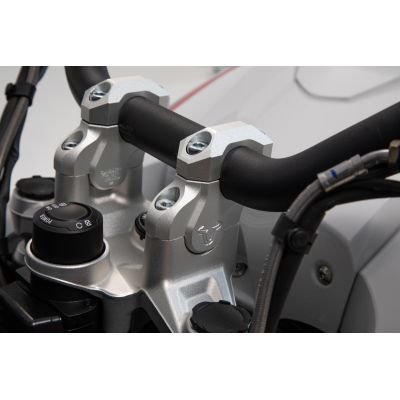 Zvýšení řidítek SW-Motech o 32mm nahoru, 25mm dozadu pro R1250GS/A, R1200GS/A LC 2013-2018, stříbrné