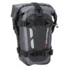 Sac étanche universel SW-Motech Drybag 2.0, que vous pouvez utiliser sur toutes les motos, fixation sur le cadre de protection, le siège passager, le porte-bagages arrière, le réservoir, les valises... à l'aide de sangles (incluses).

volume 1x8 litres
dimensions 35 x 19 x 9 cm
anneaux de fixation
sangles de maintien
roulement à partir du haut pour un accès facile
