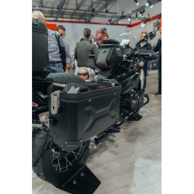 ALU malé boční kufry SW-Motech Trax Adventure + nosiče pro R1300GS 2023+, stříbrné