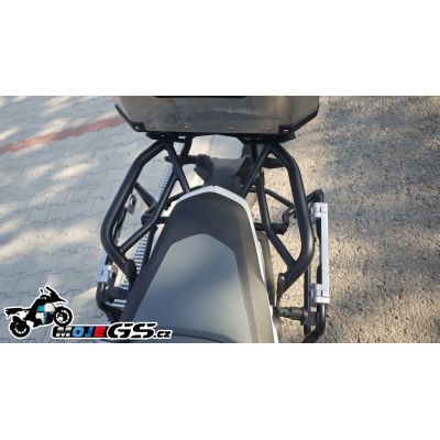 Metāla plāksne ar turētāju zem topcase Kappa/Givi priekš BMW R1300GS 2023+, melna