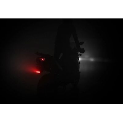 Πρόσθετο φανάρι LED φρένων Denali B6 με στήριγμα κάτω από την πινακίδα κυκλοφορίας