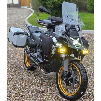 Originale aluminium sidekufferter til BMW R1300GS Adventure 2024+, sølv.