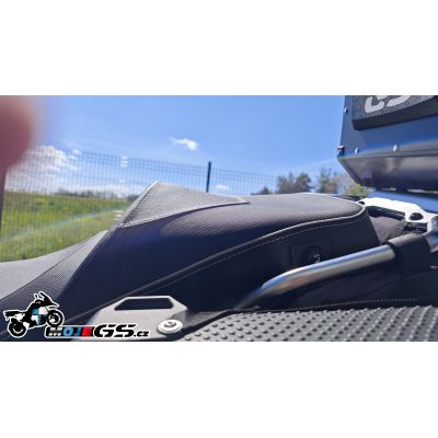 Lämmitettävä Plug and Play takasatula Wunderlich Aktivkomfort R1250GS/A 2021-2024 varten