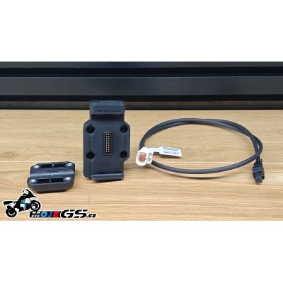 Oriģinālā BMW navigācijas sagatavošana ar centrālo atslēgu.