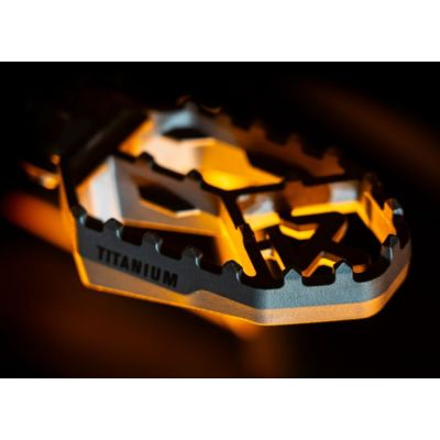 Piedini in titan Akrapovič per R1300GS/A 23+, R1250GS/A 18-24, R1200GS/A LC 13-18, R1200GS/A 04-13, R1150GS/A, R1100GS, R12G/S