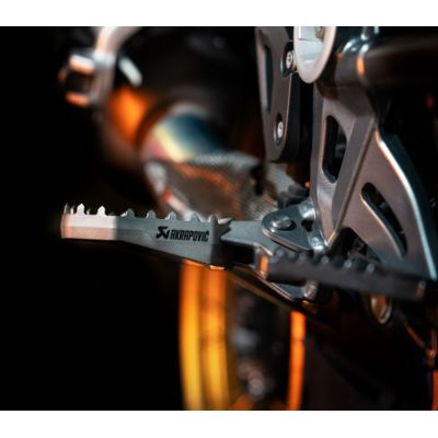 Estribos de titanio Akrapovič para R1300GS/A 23+, R1250GS/A 18-24, R1200GS/A LC 13-18, R1200GS/A 04-13, R1150GS/A, R1100GS, R12G