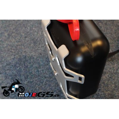 Plastový kanystr 2 litry včetně držáku na kufr