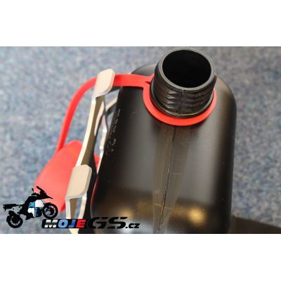 Plastový kanystr 2 litry včetně držáku na kufr