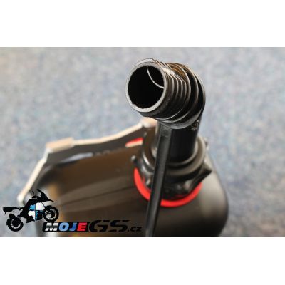 Plastový kanystr 2 litry včetně držáku na kufr